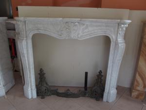 Lareira em mármore branco de Carrara estilo Luís XV, século XIX, França, cm C136xD37xA108